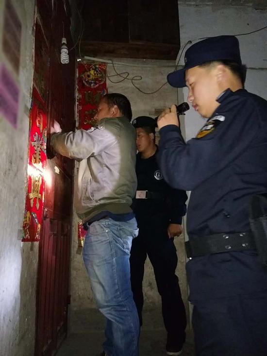 甘肃粗心妈妈误将幼女锁家中 